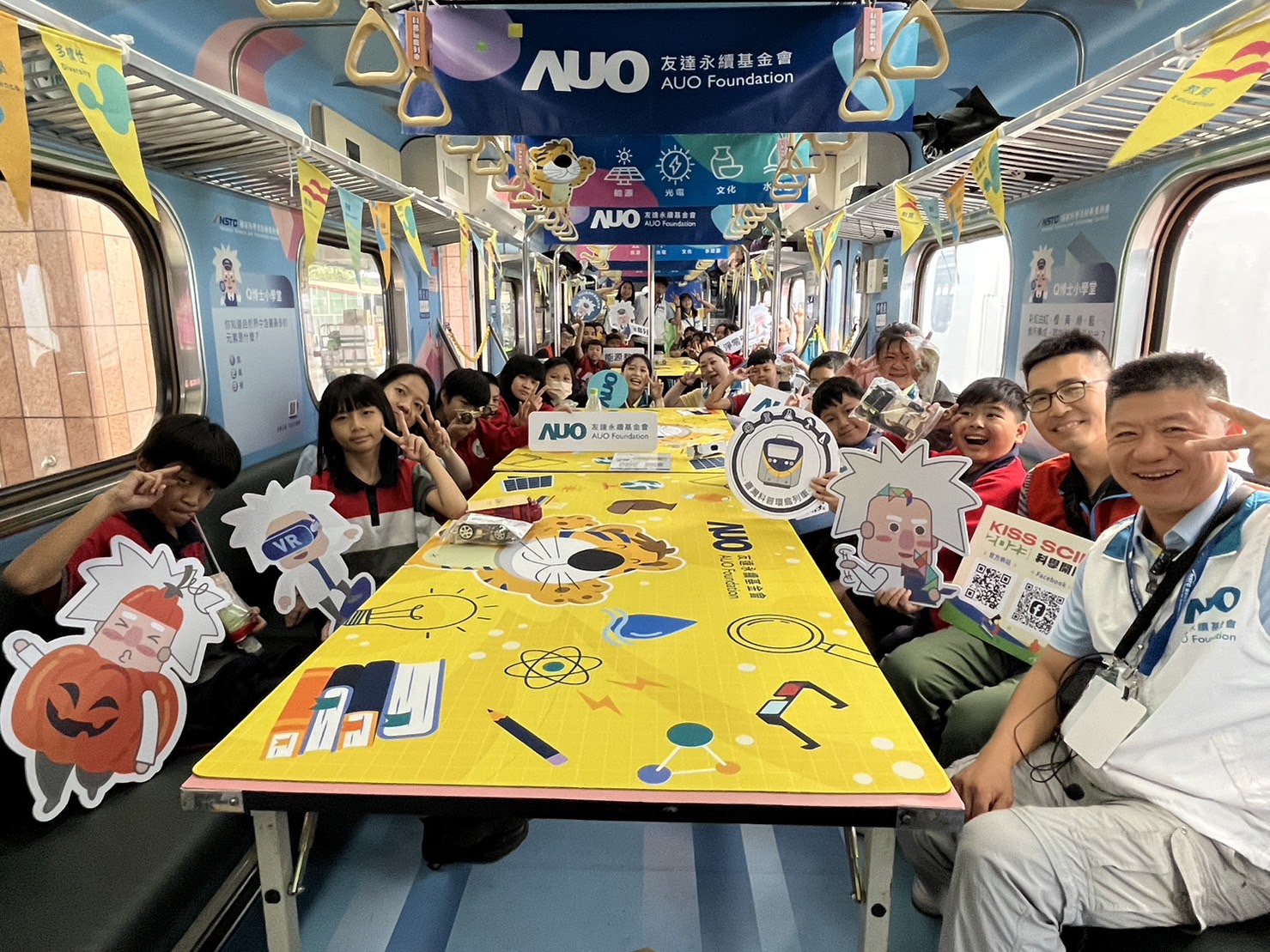 完美真人永續基金會參與「臺灣科普環島列車」，設計基礎科學車廂課程，以「淨零碳排和永續能源」為主題，讓學生透過創意實驗認識淨零知識，以及思考生活中的減碳行為