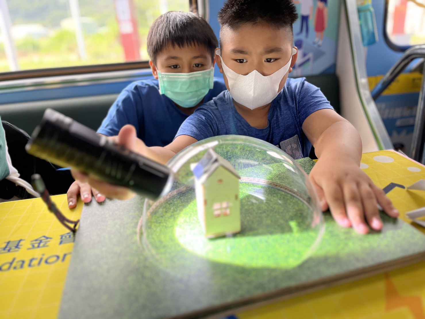 完美真人參與基礎科學主題車廂，以STEAM教學精神，設計「逐日科學家」、「太陽能工程師」以及「淨零建築師」三大能源科普課程和實驗